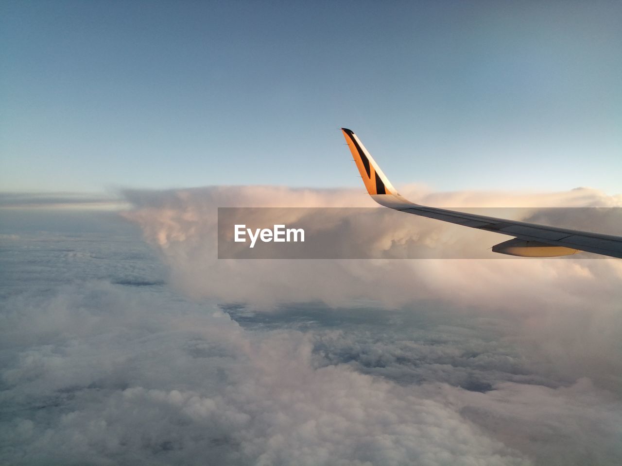 AERIAL VIEW OF SEA AGAINST SKY