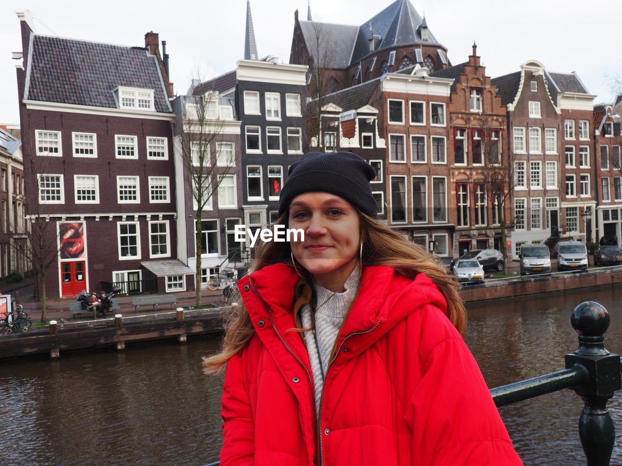 PORTRAIT OF SMILING YOUNG WOMAN IN WINTER