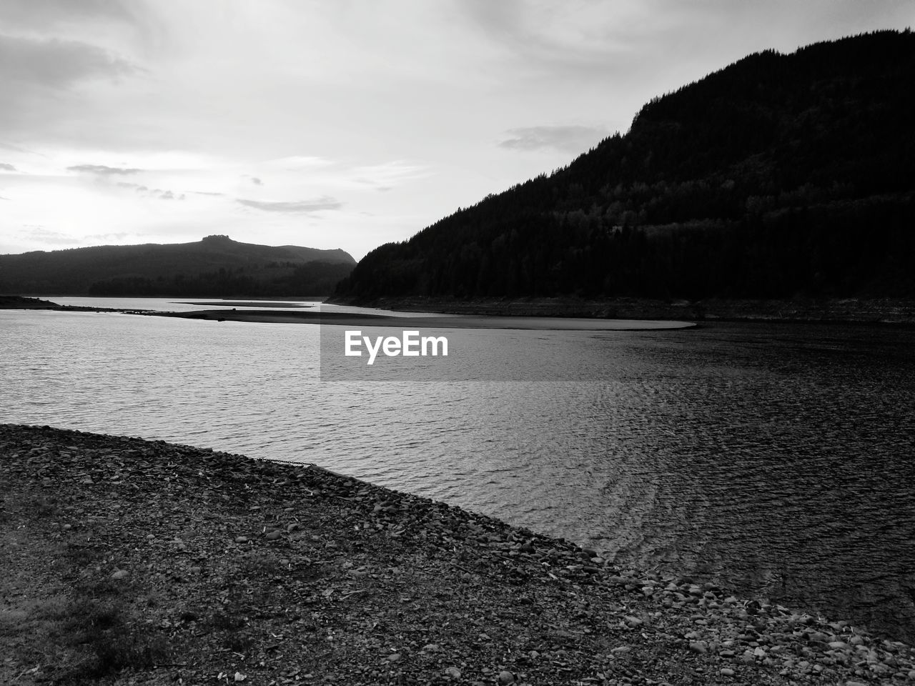 SCENIC VIEW OF BEACH BY MOUNTAINS AGAINST SKY