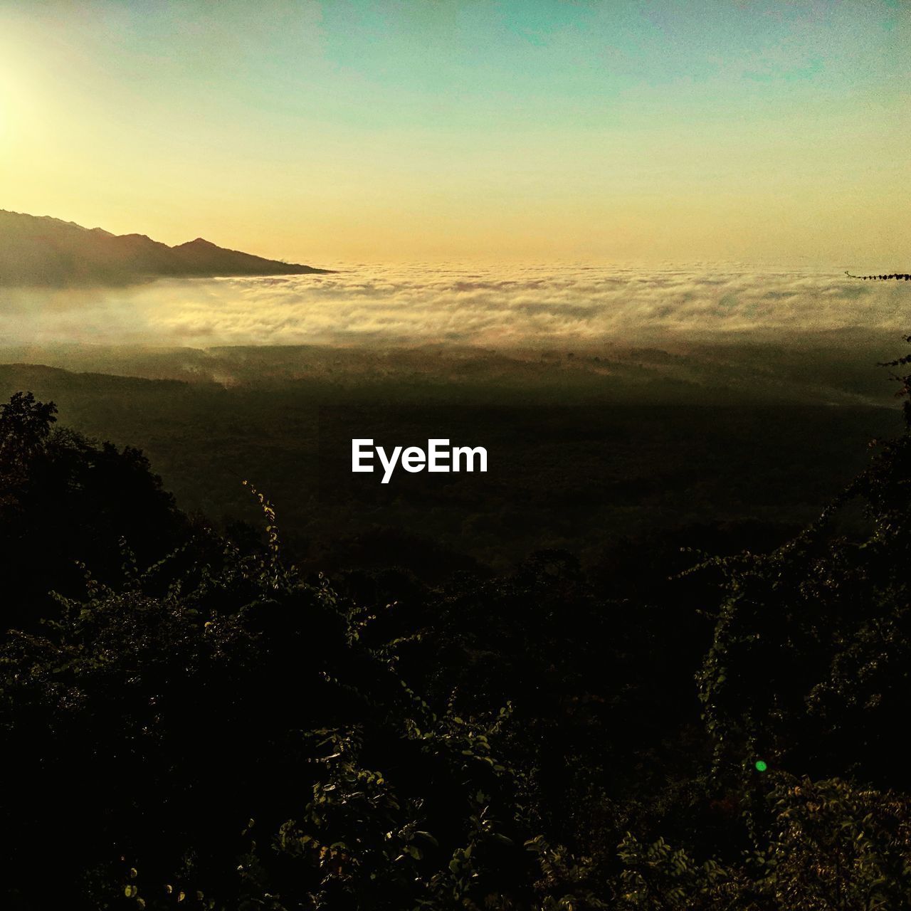 SCENIC VIEW OF SILHOUETTE MOUNTAINS AGAINST SKY