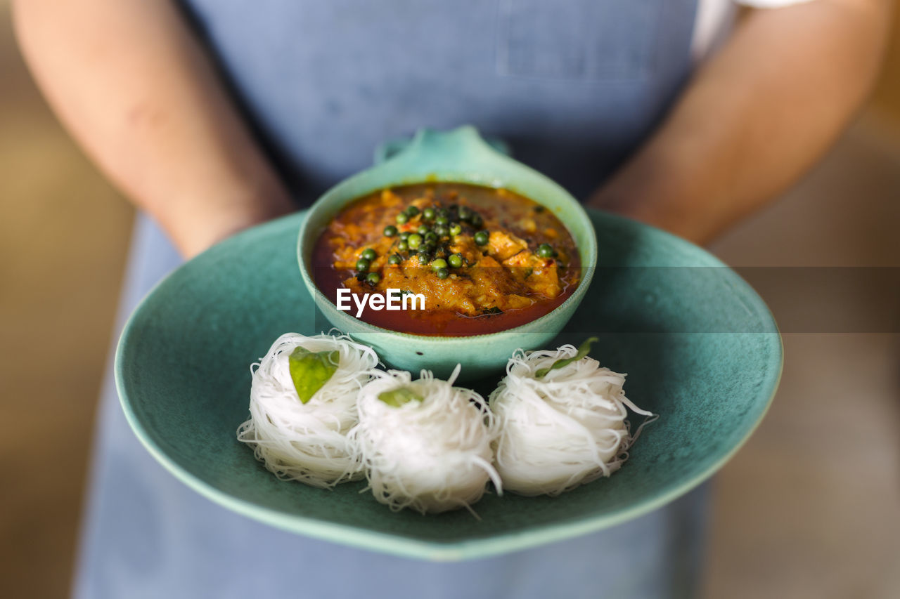 Rice vermicelli and curry crab with betel leaves