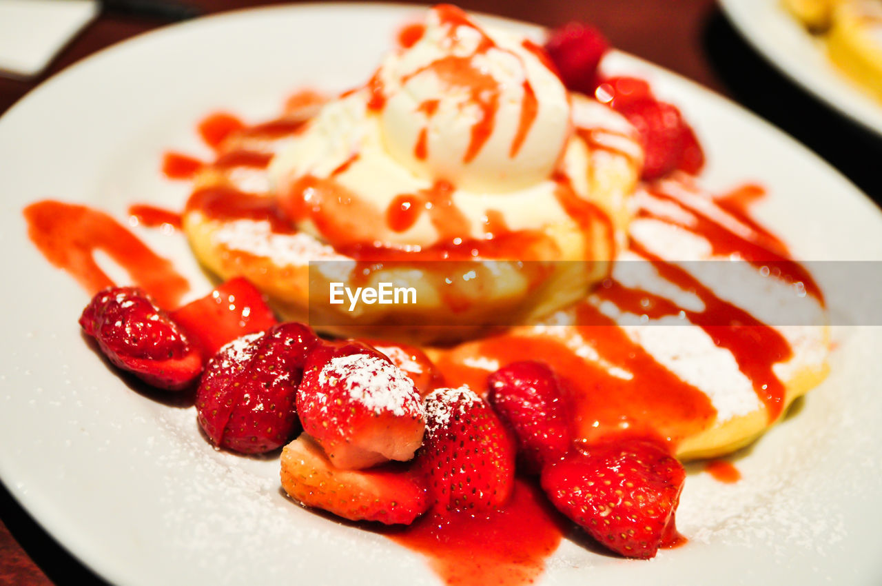 CLOSE-UP OF STRAWBERRY CAKE WITH STRAWBERRIES