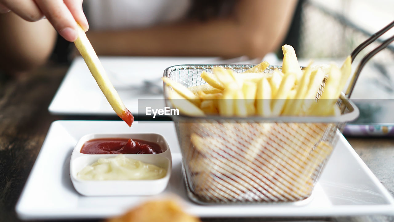 CLOSE-UP OF HAND HOLDING FOOD