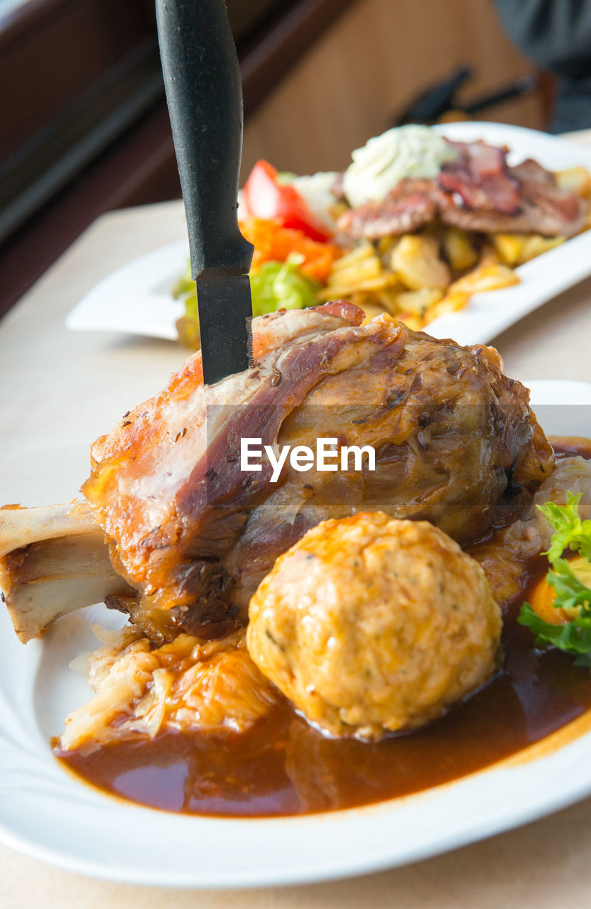 CLOSE-UP OF FOOD IN PLATE