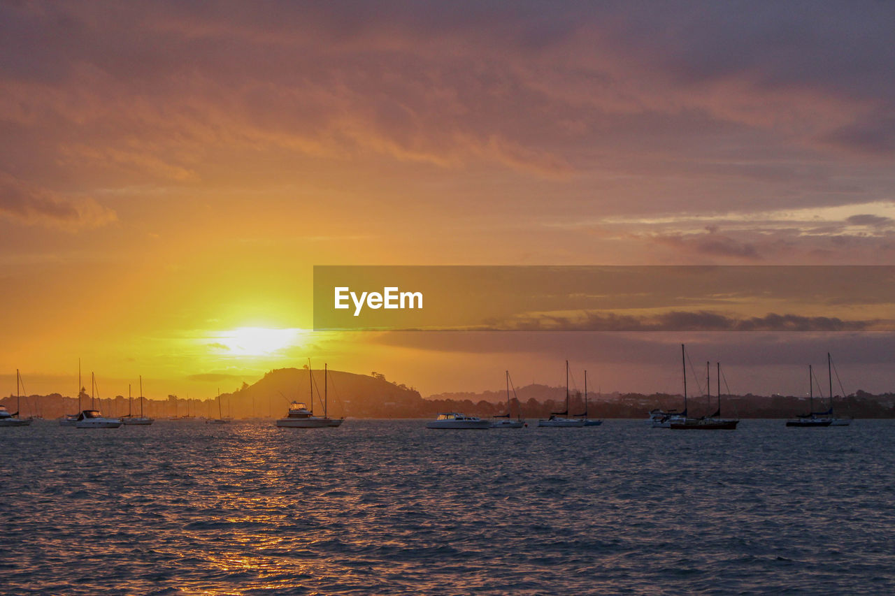 SCENIC VIEW OF SEA AGAINST SUNSET SKY