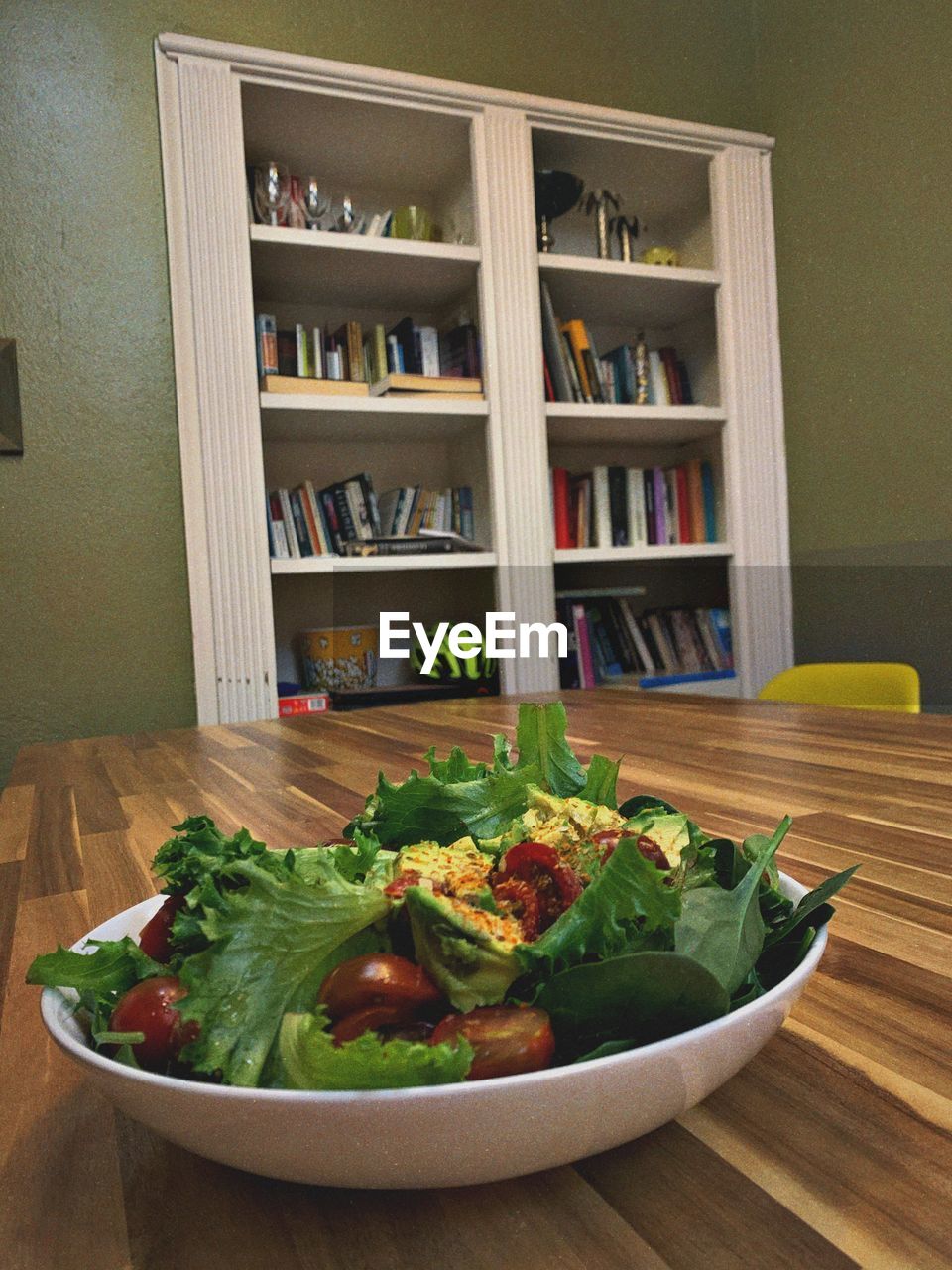 CLOSE-UP OF SALAD IN BOWL ON TABLE