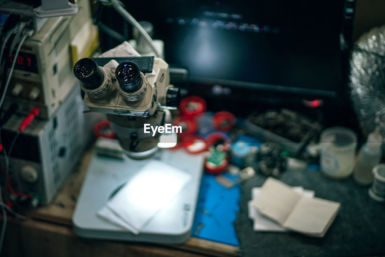 HIGH ANGLE VIEW OF LAPTOP ON TABLE