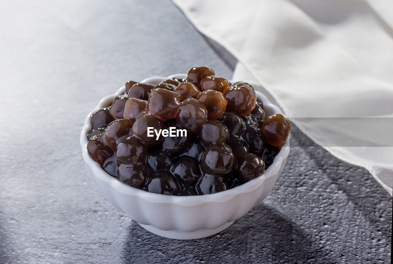 HIGH ANGLE VIEW OF FRUITS IN BOWL