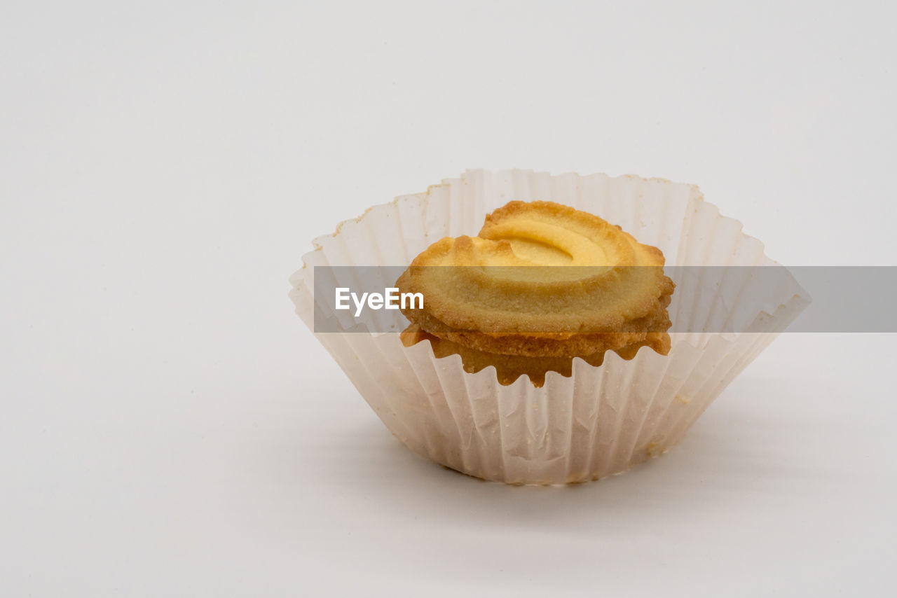 CLOSE-UP OF CUPCAKES ON PLATE