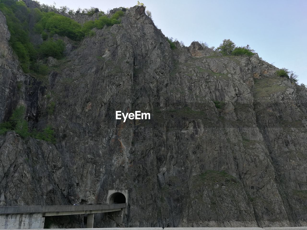 LOW ANGLE VIEW OF ROCK FORMATION ON MOUNTAIN AGAINST SKY