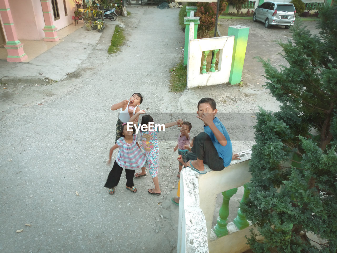 HIGH ANGLE VIEW OF PEOPLE ON THE WALL