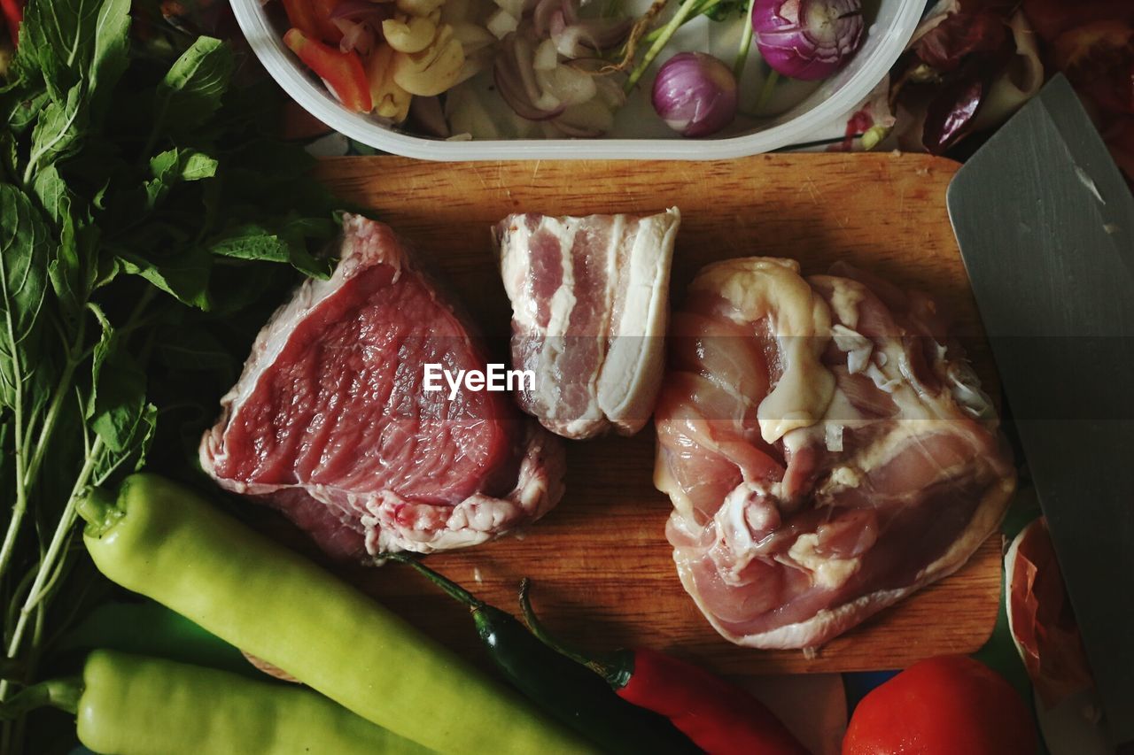 HIGH ANGLE VIEW OF FOOD ON TABLE