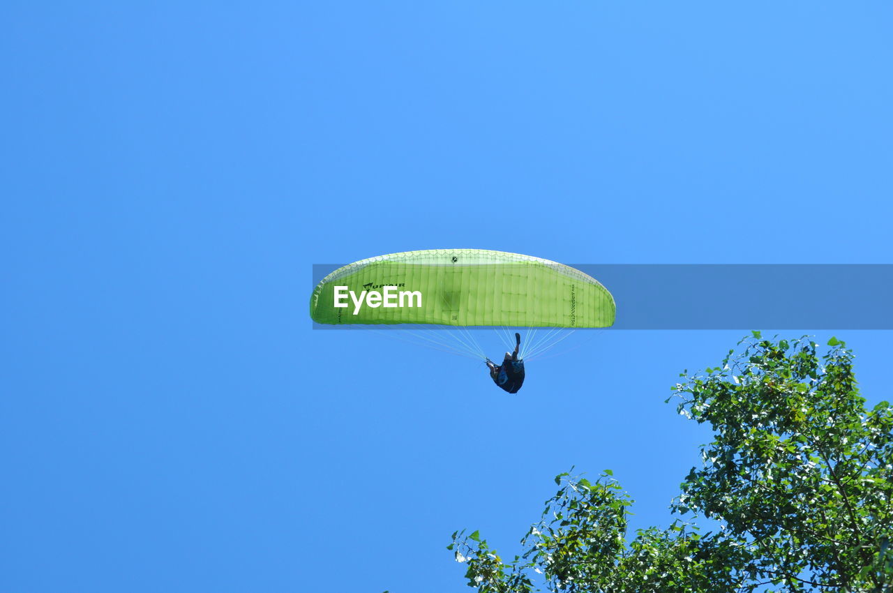 LOW ANGLE VIEW OF KITE FLYING IN CLEAR SKY