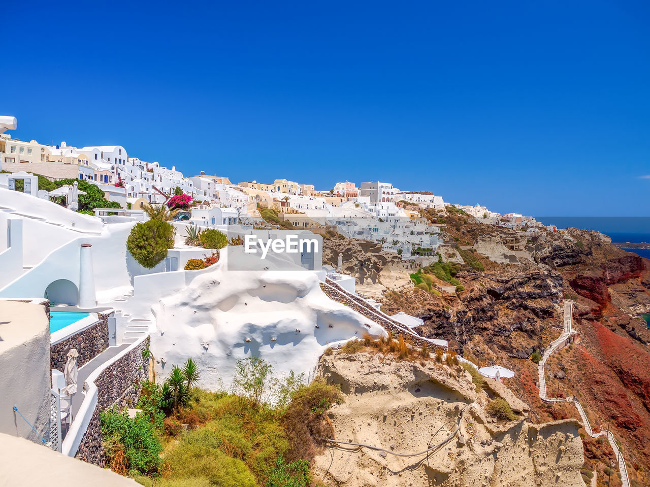 Amazing sea view on traditional white cave house on santorini island. santorini, cyclades, greece