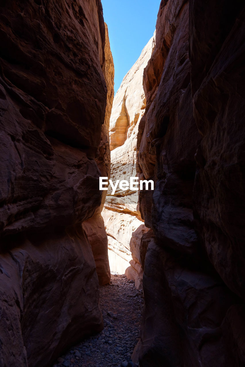 LOW ANGLE VIEW OF ROCK FORMATIONS AT MOUNTAIN