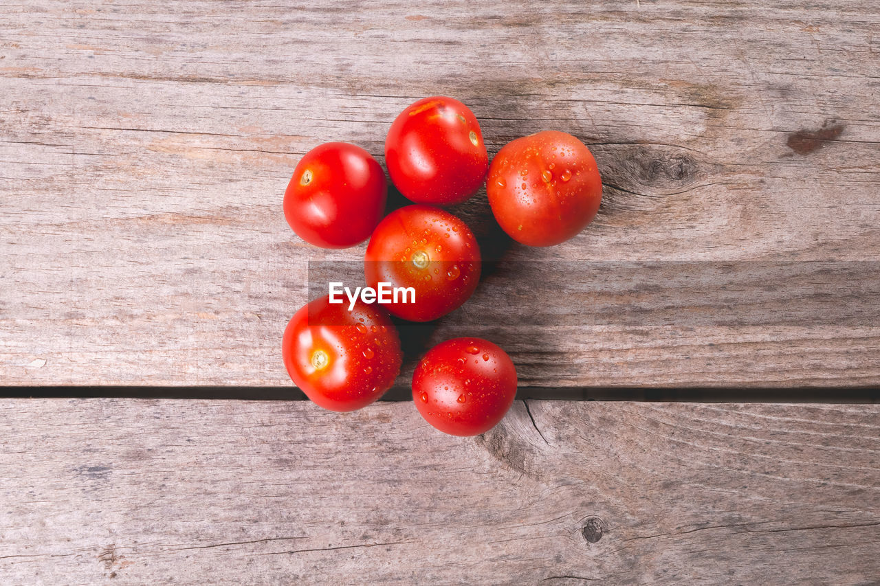 HIGH ANGLE VIEW OF TOMATOES ON WOODEN TABLE