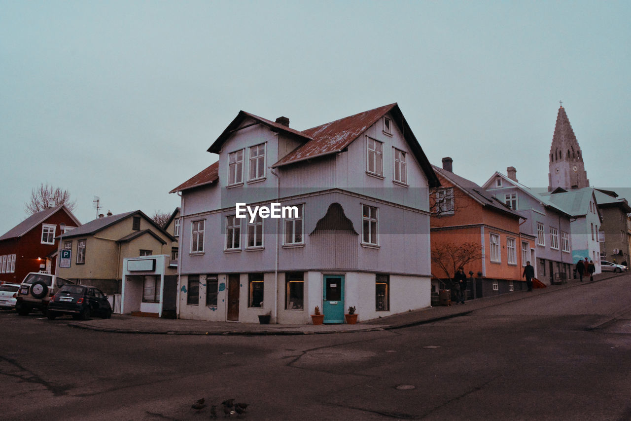 HOUSES BY STREET AGAINST SKY