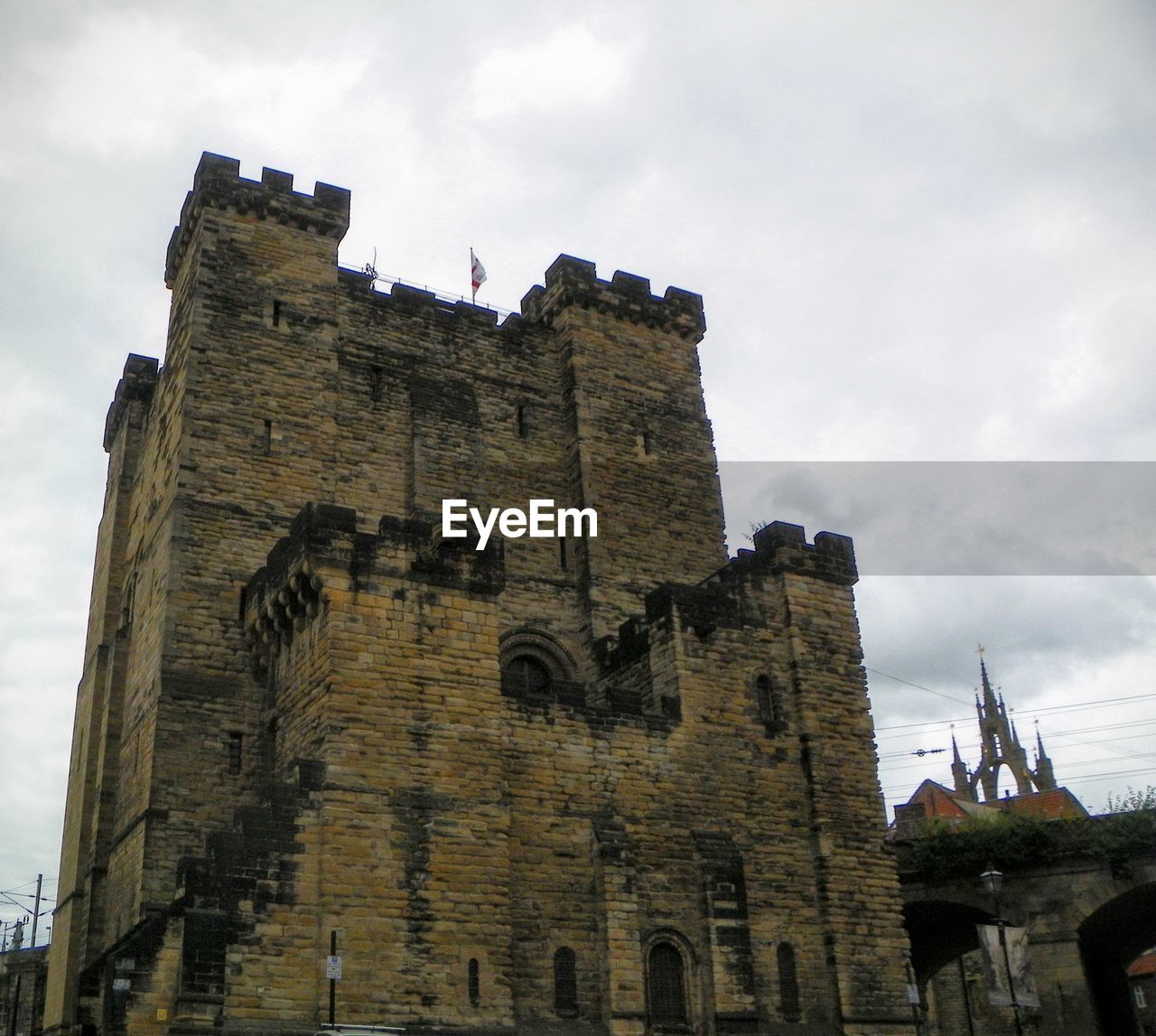 LOW ANGLE VIEW OF OLD RUINS AGAINST CLOUDY SKY