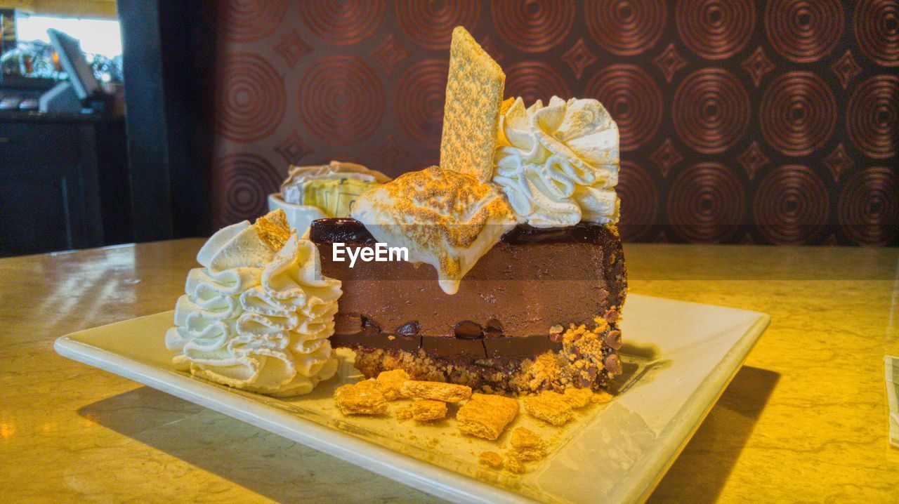 HIGH ANGLE VIEW OF CAKE ON PLATE