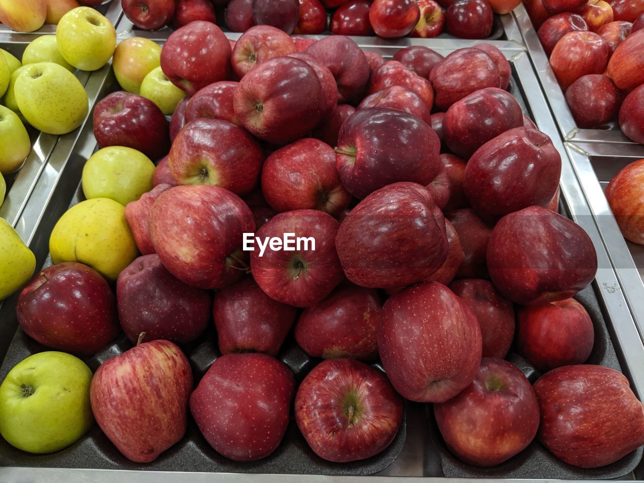 HIGH ANGLE VIEW OF APPLES IN MARKET