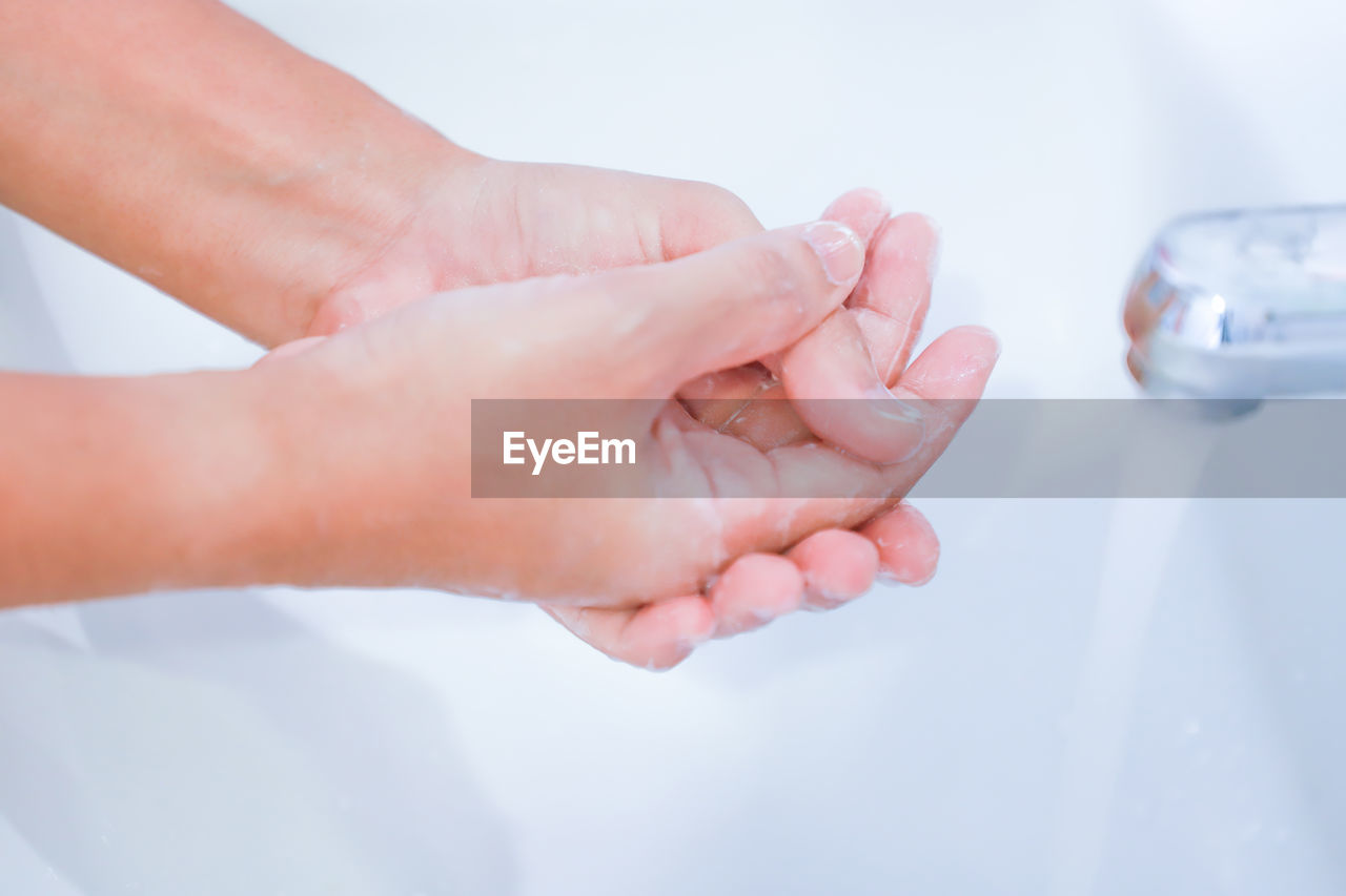 CLOSE-UP OF HAND HOLDING HANDS OF FINGER