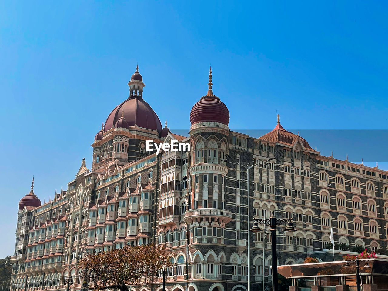 architecture, building exterior, built structure, landmark, travel destinations, city, dome, sky, travel, tourism, building, cityscape, nature, history, the past, religion, blue, town, place of worship, outdoors, clear sky, day, street, plaza, business finance and industry, sunny, no people, politics and government, facade, government, belief
