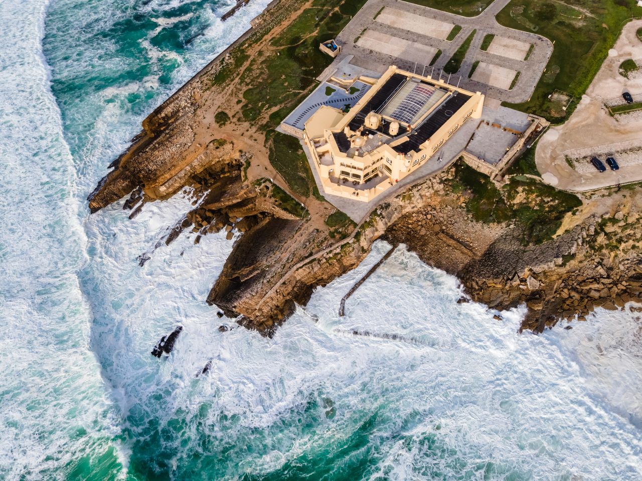 HIGH ANGLE VIEW OF ROCK ON BEACH