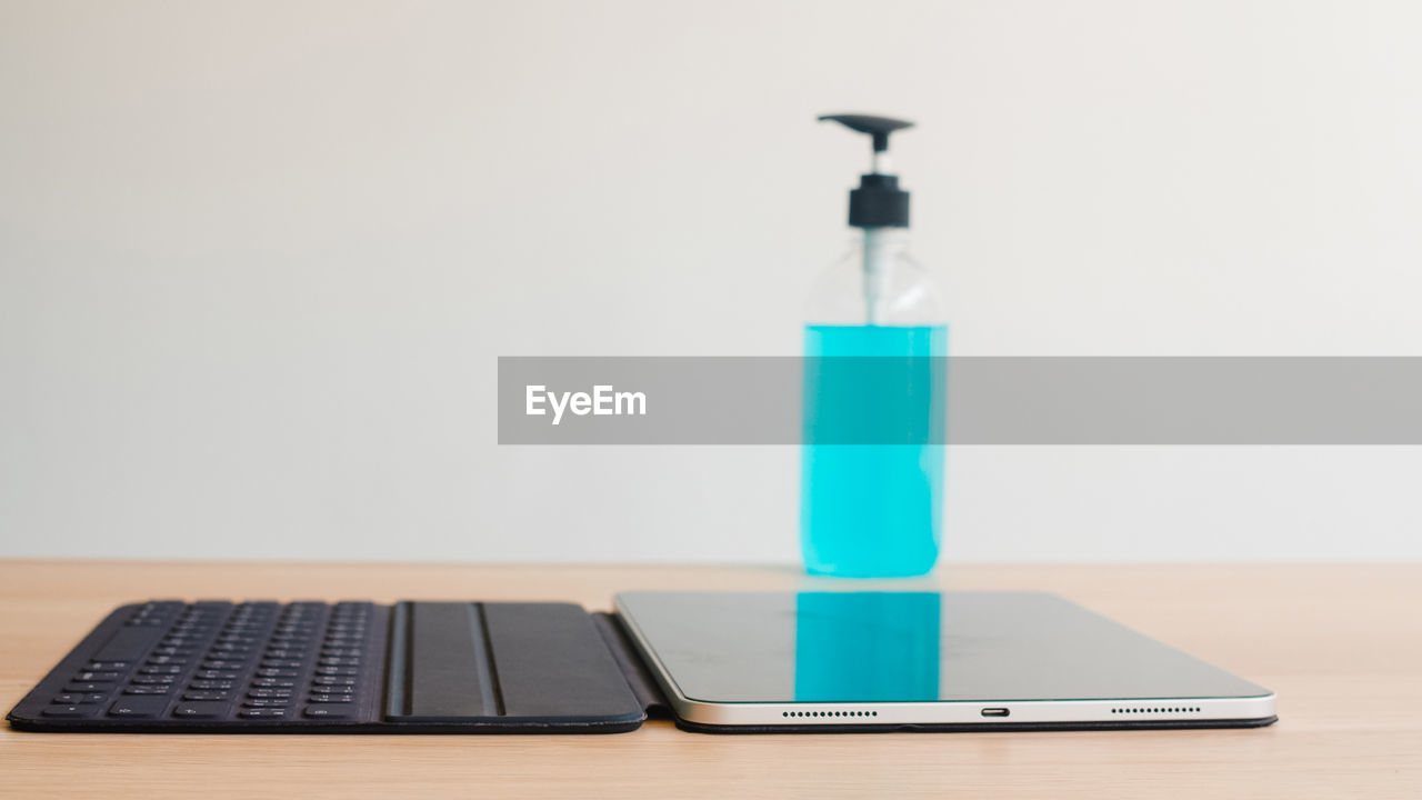 CLOSE-UP OF SMART PHONE ON TABLE
