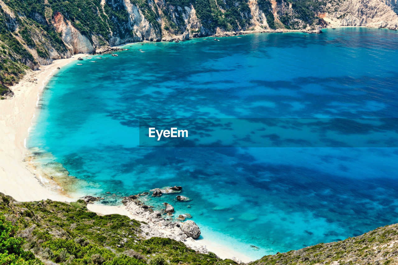 HIGH ANGLE VIEW OF BAY WATER ON ROCKS