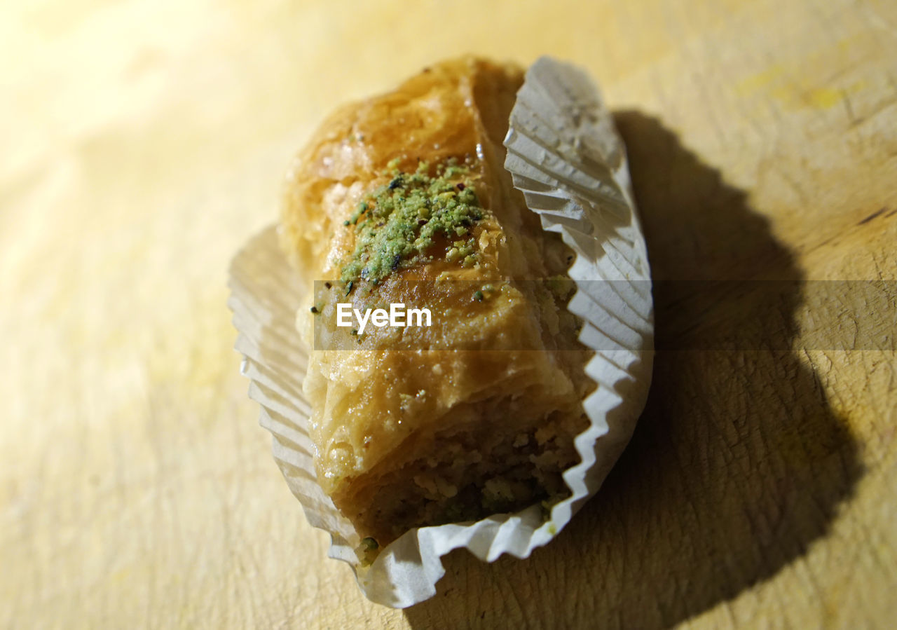 CLOSE-UP VIEW OF BREAD