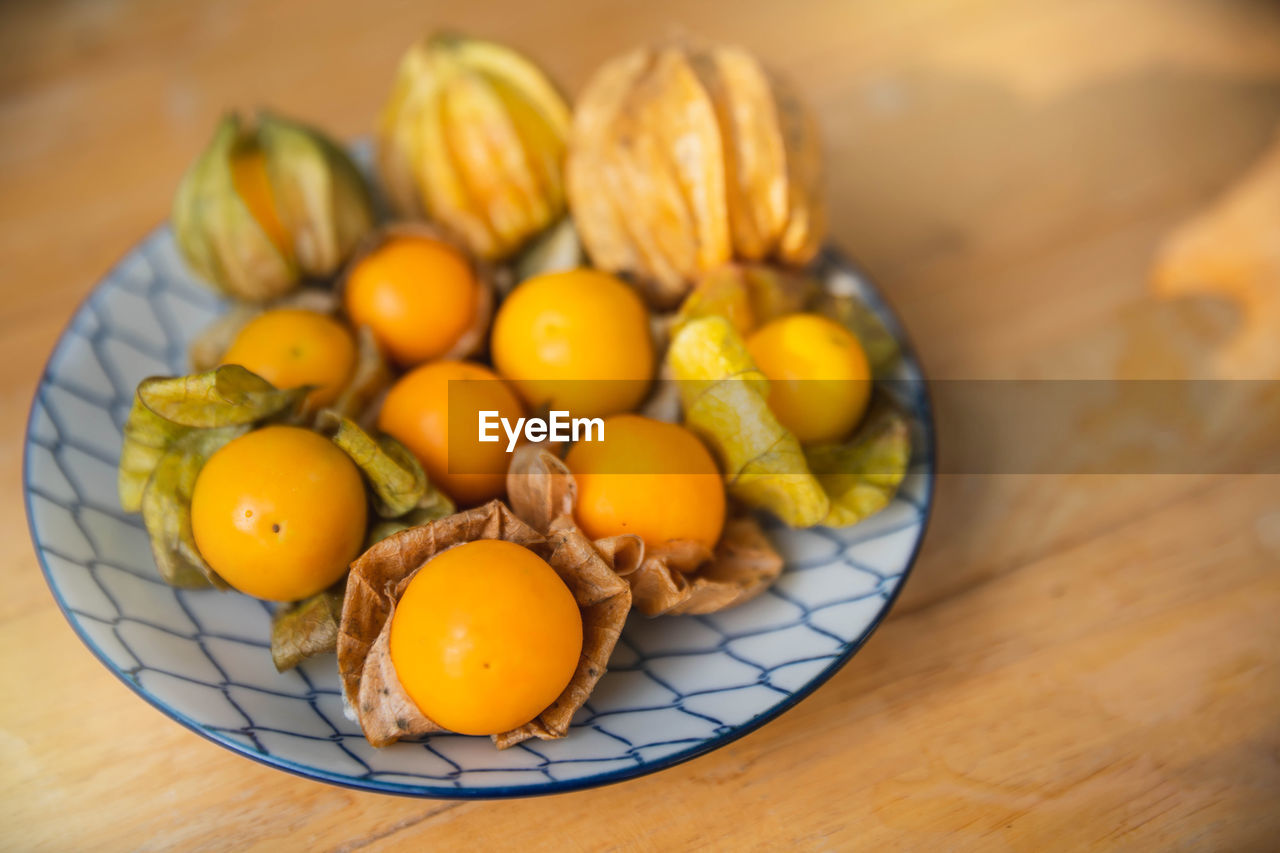 HIGH ANGLE VIEW OF FRUIT ON TABLE