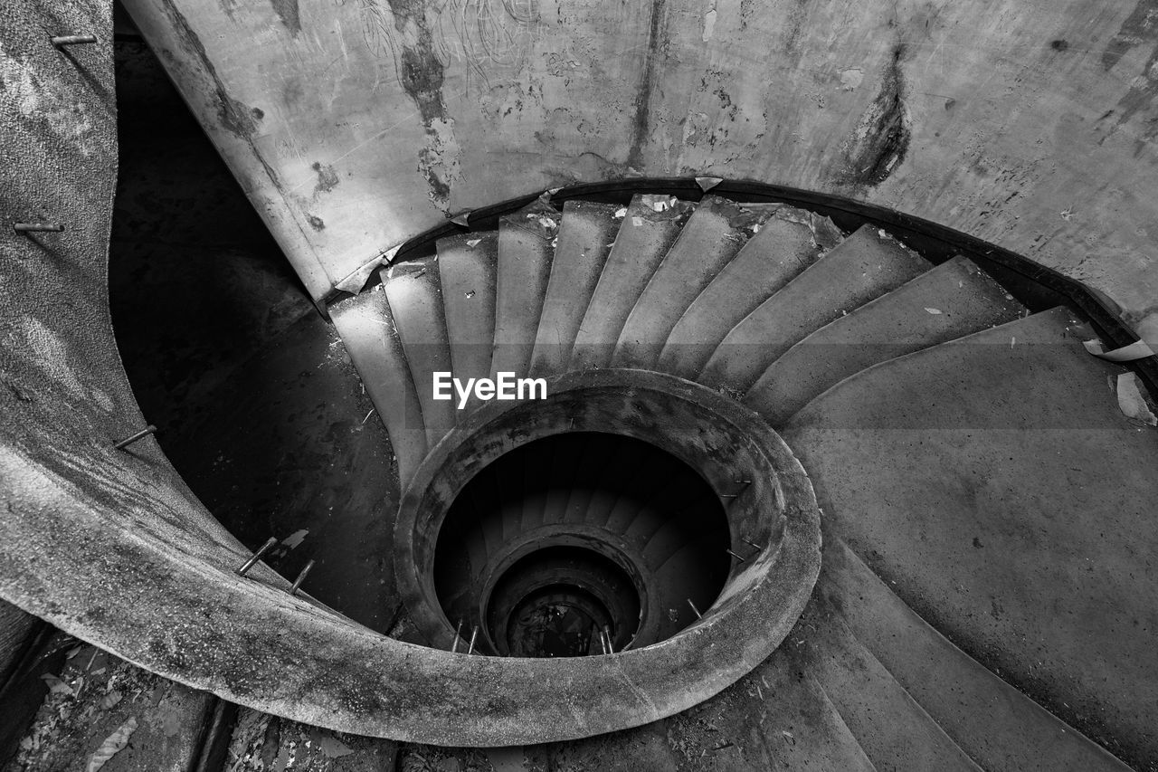 HIGH ANGLE VIEW OF SPIRAL STAIRCASE OF OLD BUILDING