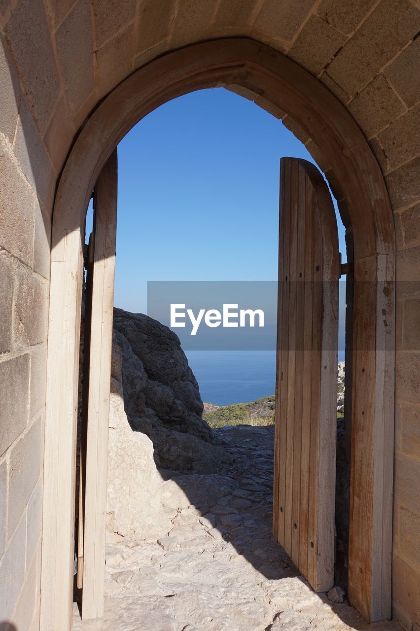 SCENIC VIEW OF SEA SEEN THROUGH ARCH WINDOW