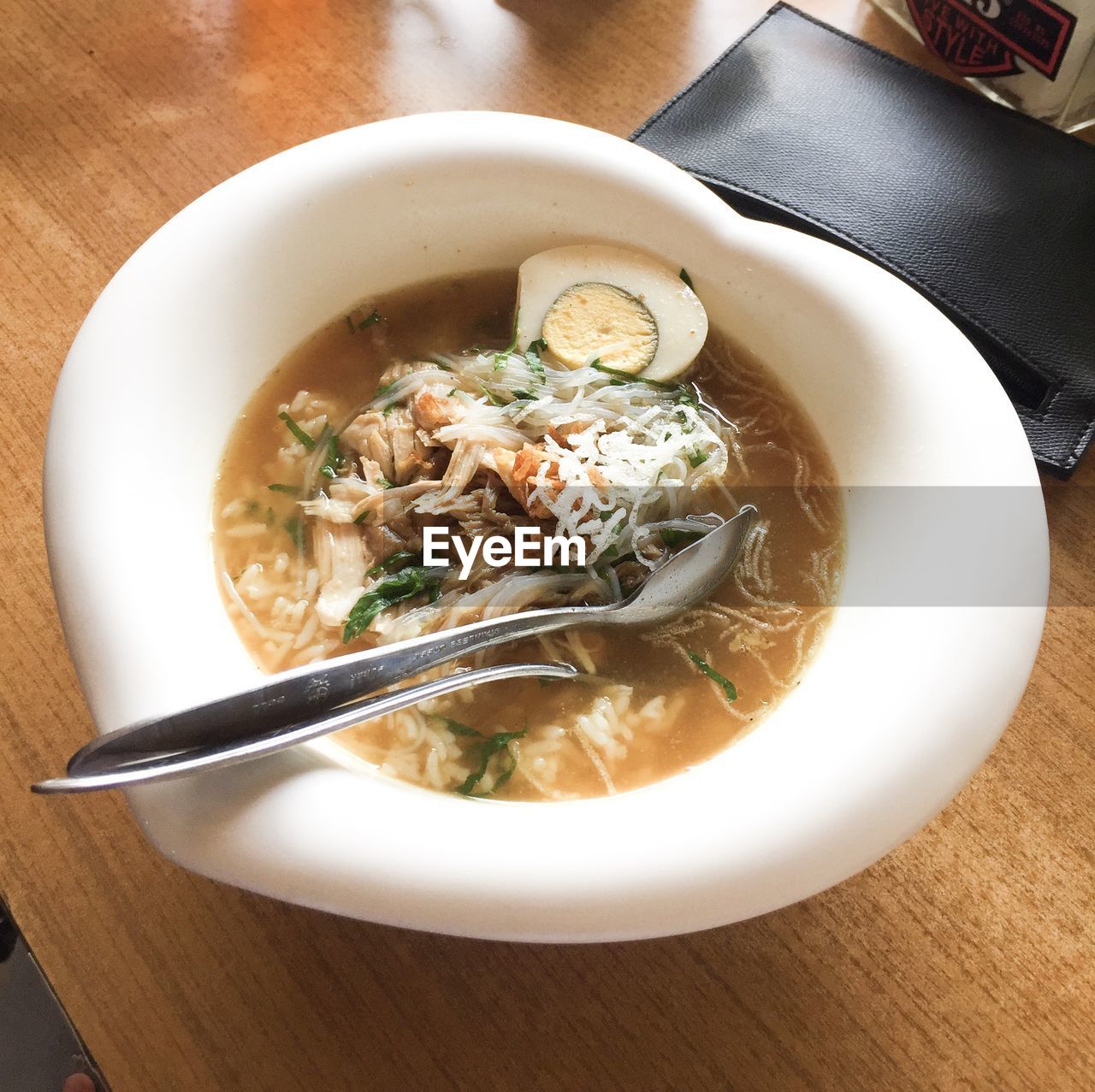 HIGH ANGLE VIEW OF FOOD IN BOWL