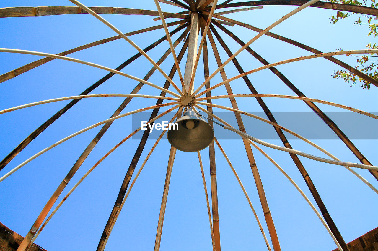 LOW ANGLE VIEW OF CRANE AGAINST SKY