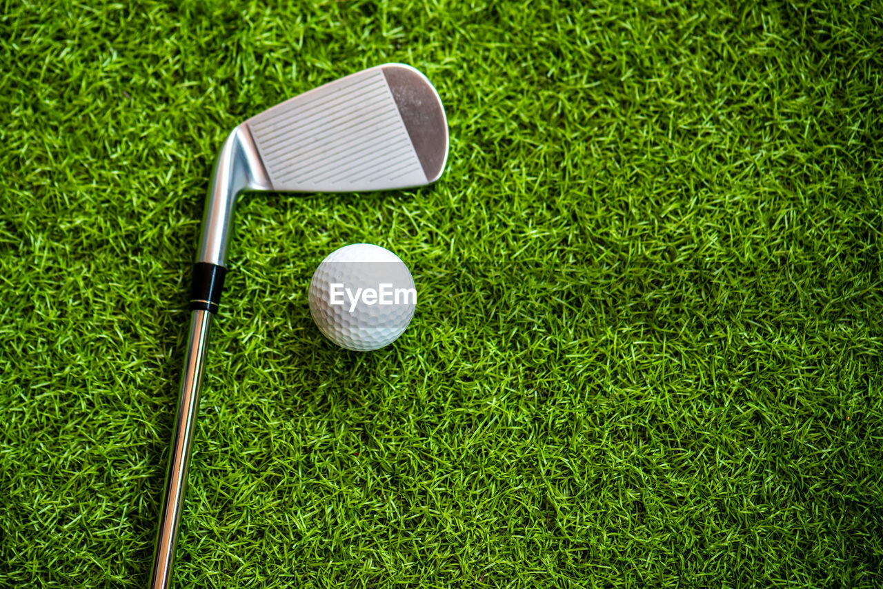 HIGH ANGLE VIEW OF GOLF BALL ON GRASSLAND