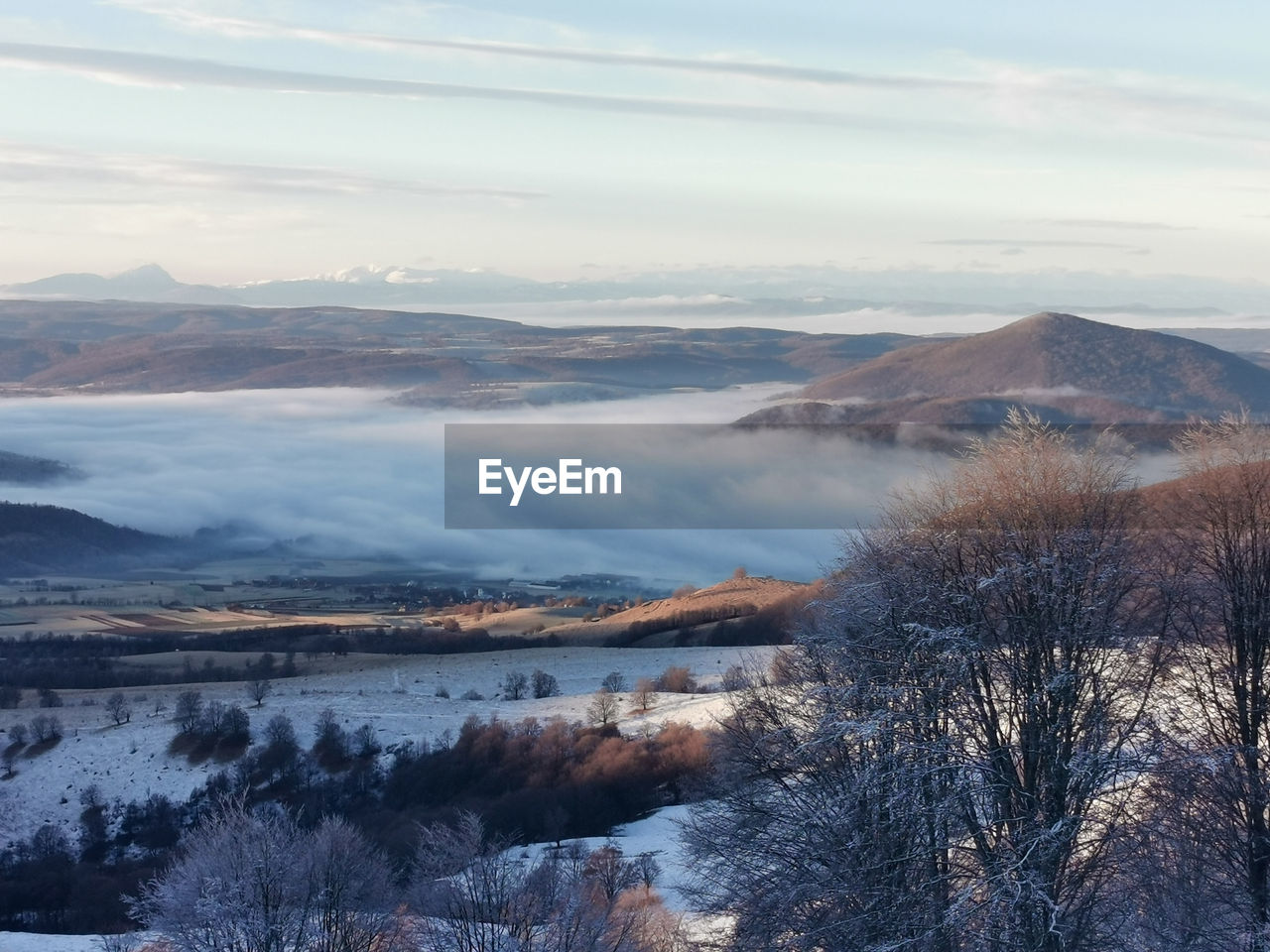 SCENIC VIEW OF LAKE BY MOUNTAIN AGAINST SKY