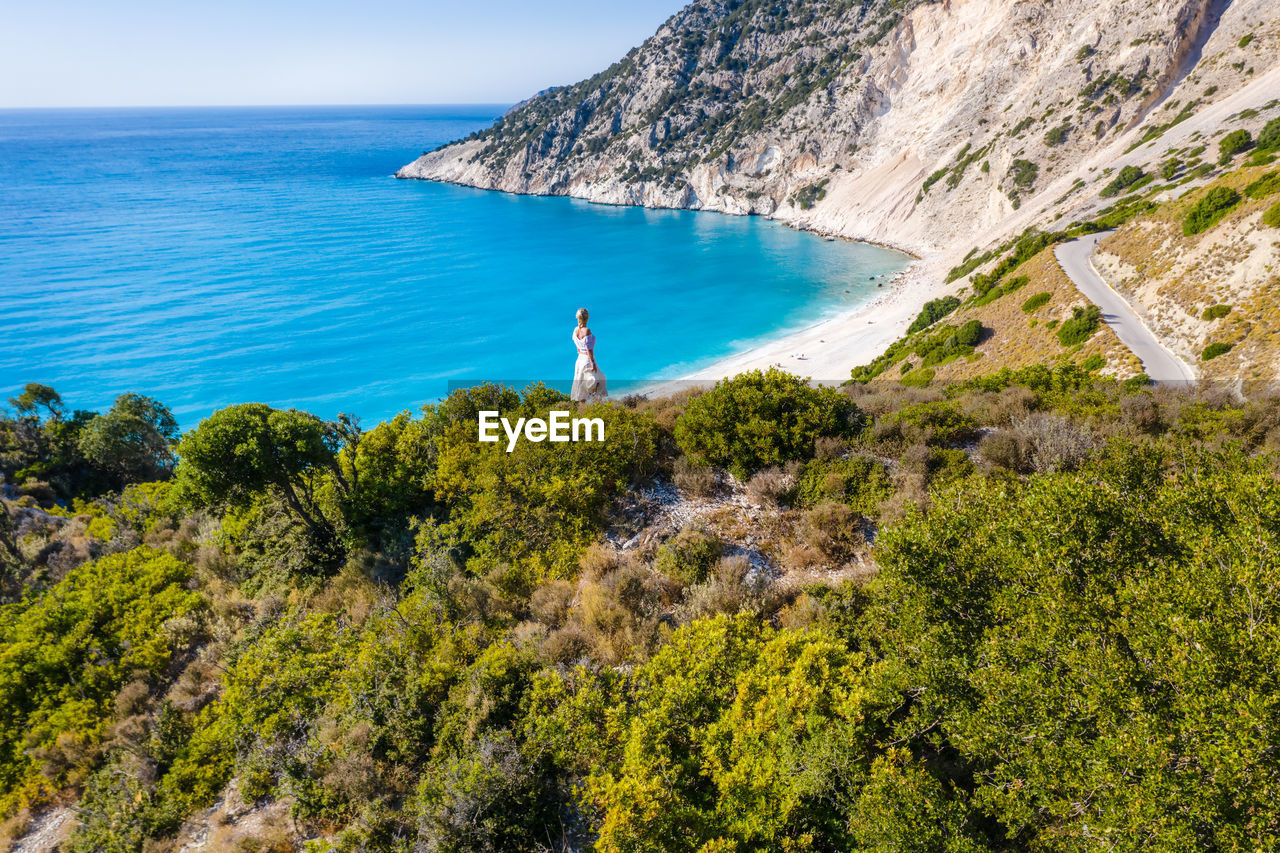 SCENIC VIEW OF SEA AND MOUNTAINS AGAINST SKY