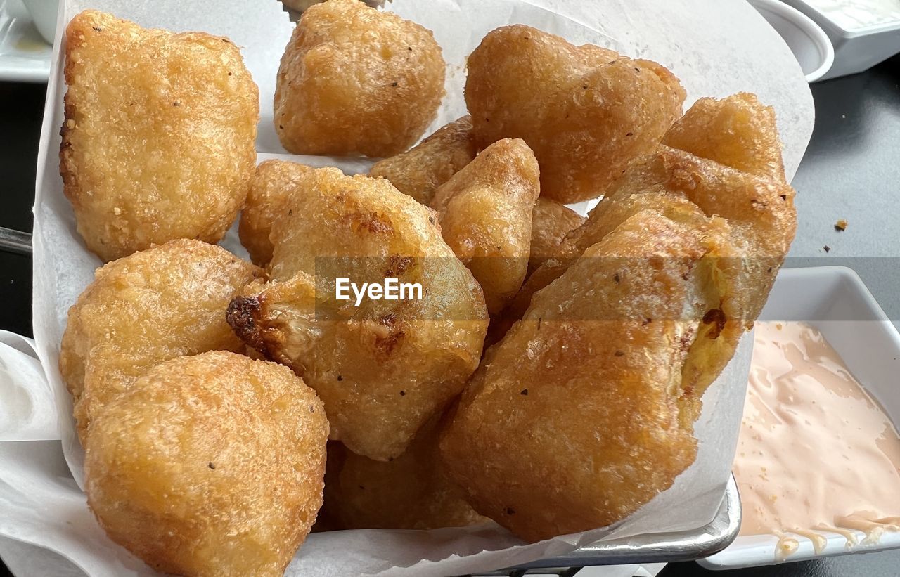 food, food and drink, dish, fast food, fried food, cuisine, freshness, dessert, no people, baked, beignet, still life, fried, unhealthy eating, snack, paper, indoors, high angle view, close-up, container, produce, plate, take out food