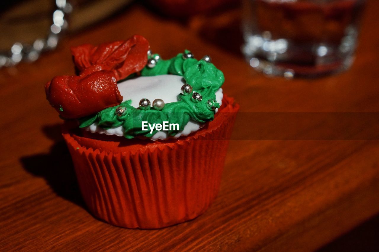 CLOSE-UP OF CUPCAKES IN PLATE