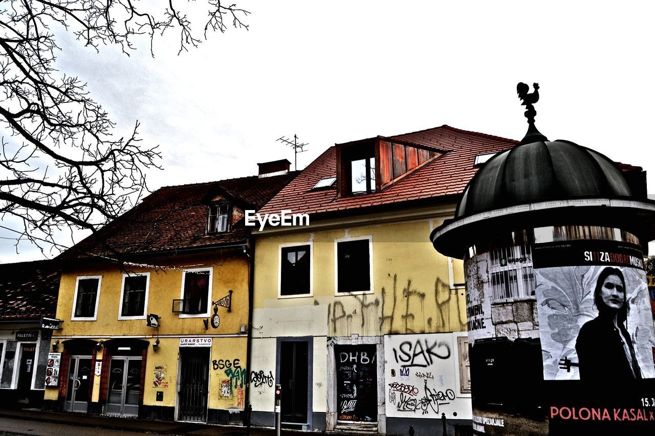 LOW ANGLE VIEW OF BUILDINGS AGAINST SKY