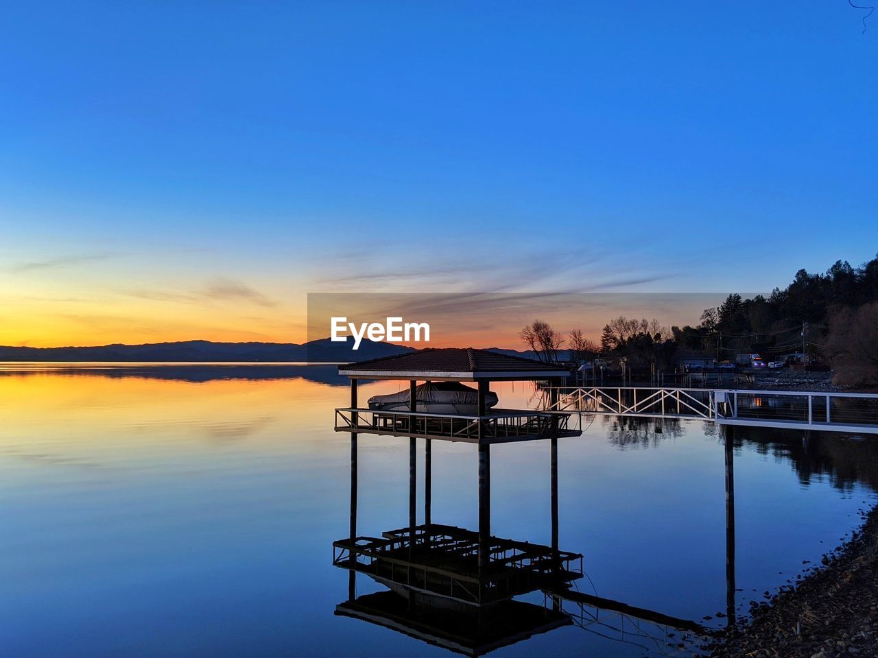 SCENIC VIEW OF LAKE BY MOUNTAINS AGAINST SKY