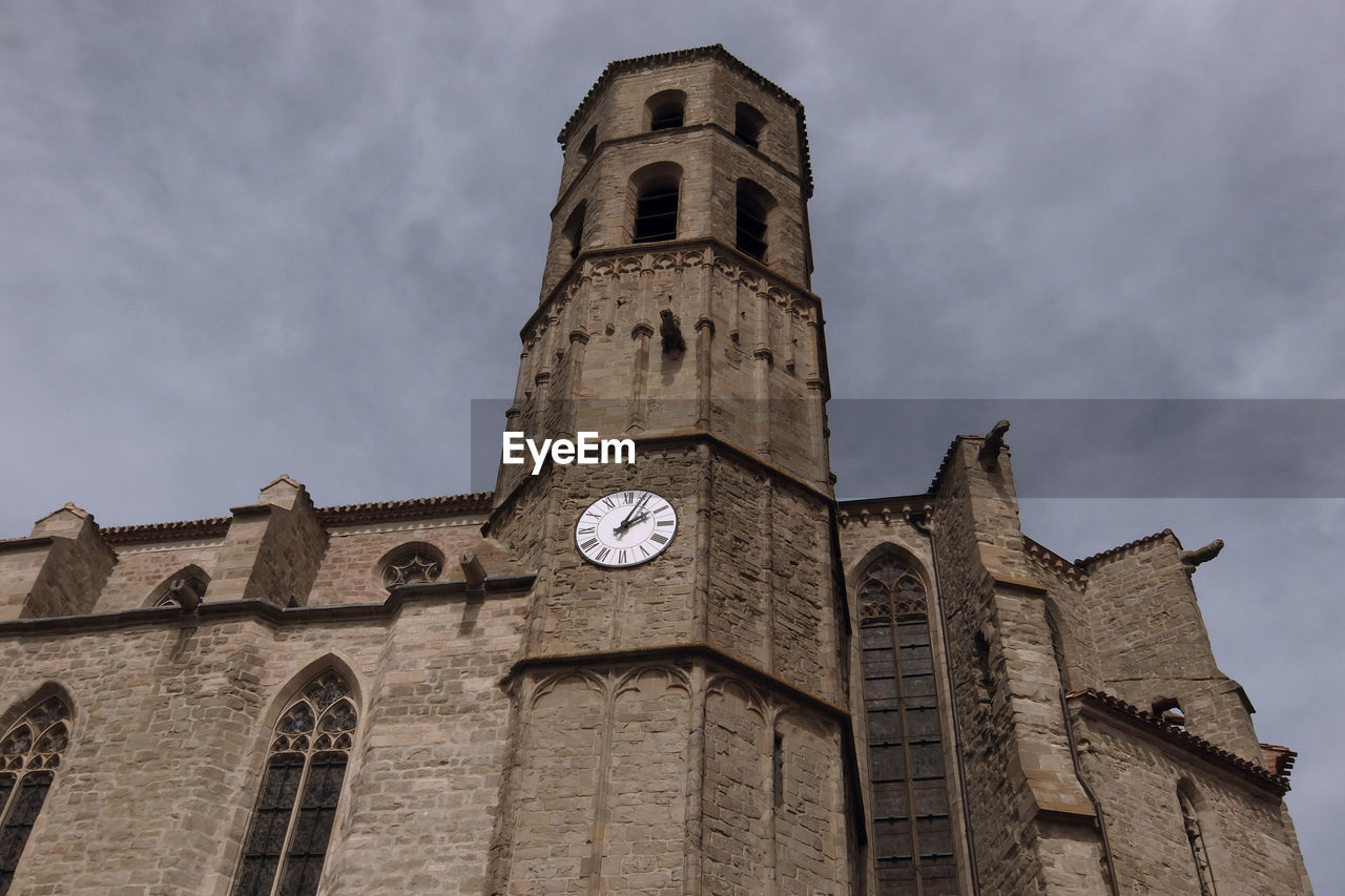 LOW ANGLE VIEW OF A CHURCH