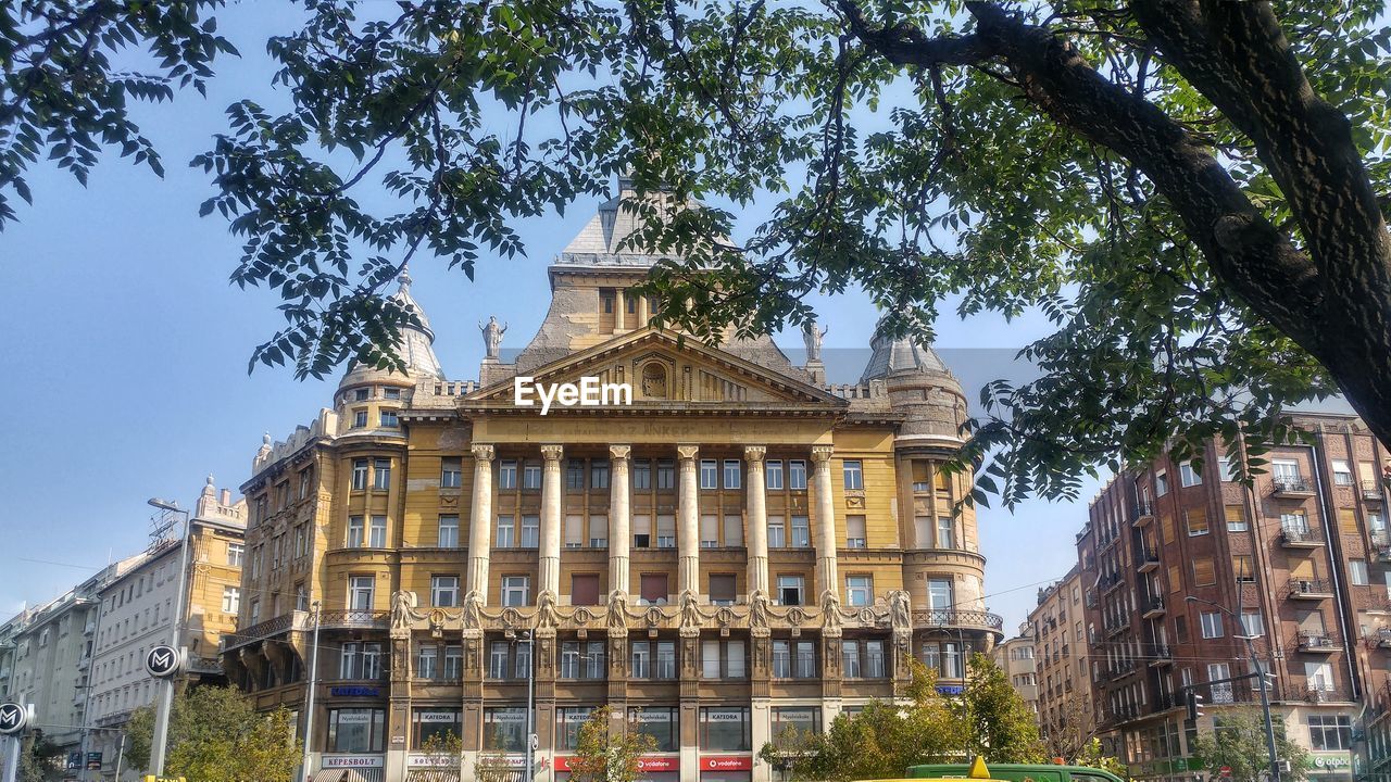 LOW ANGLE VIEW OF HISTORIC BUILDING AGAINST SKY