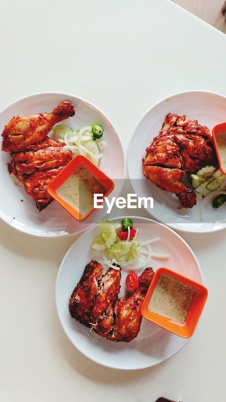 HIGH ANGLE VIEW OF FOOD IN PLATE ON TRAY