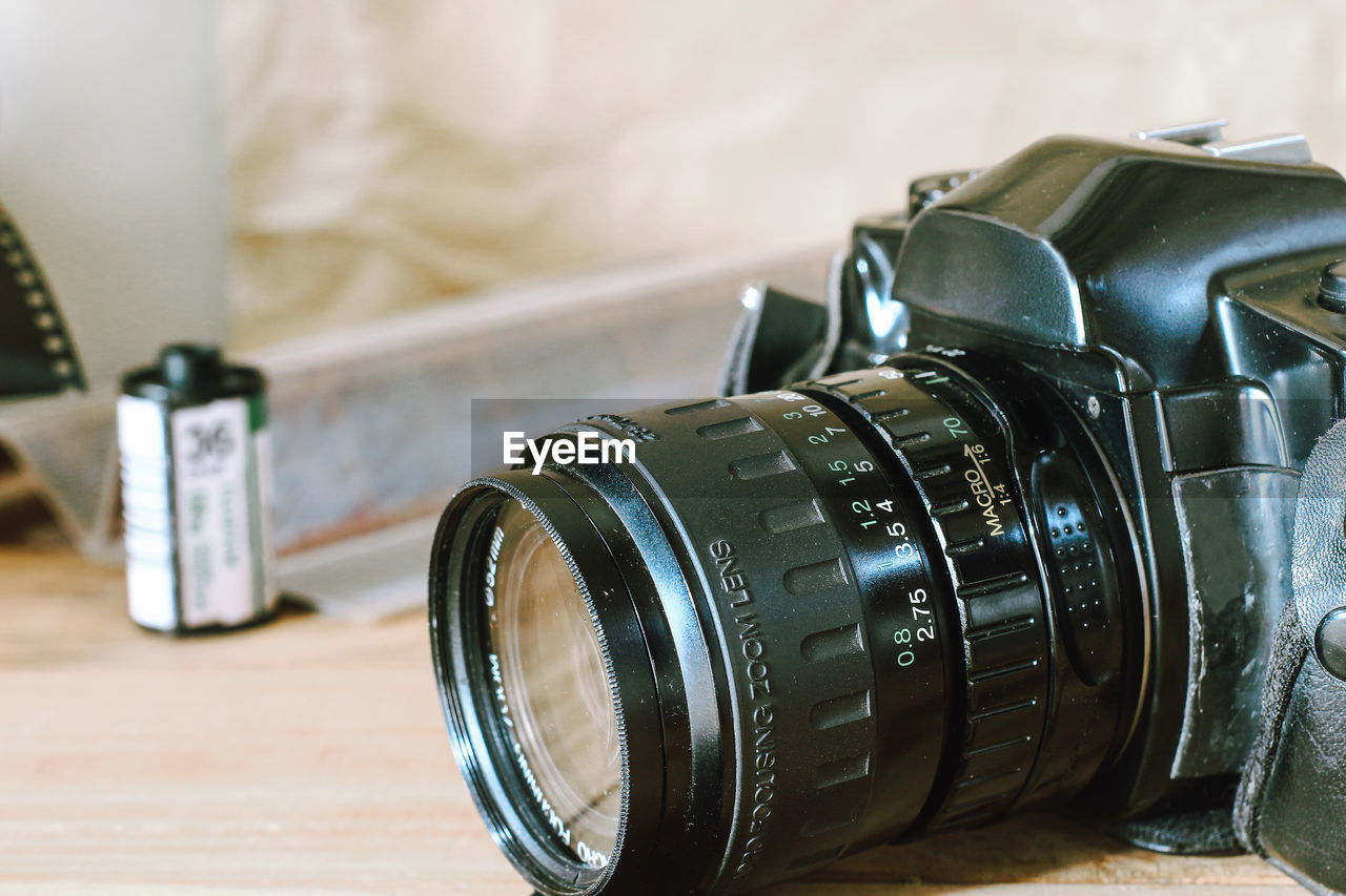 camera, technology, camera lens, digital slr, lens - optical instrument, indoors, close-up, photographic equipment, focus on foreground, retro styled, no people, still life