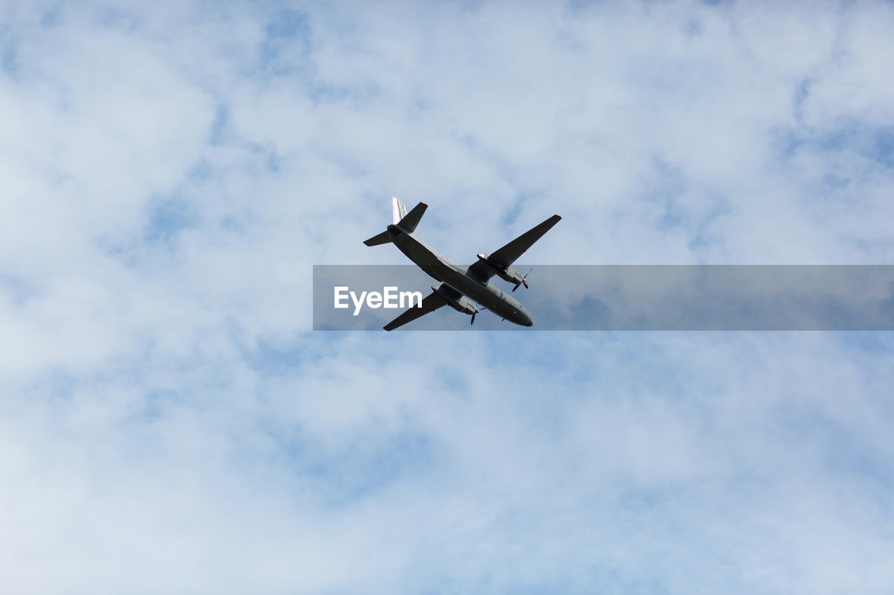 LOW ANGLE VIEW OF AIRPLANE FLYING AGAINST SKY