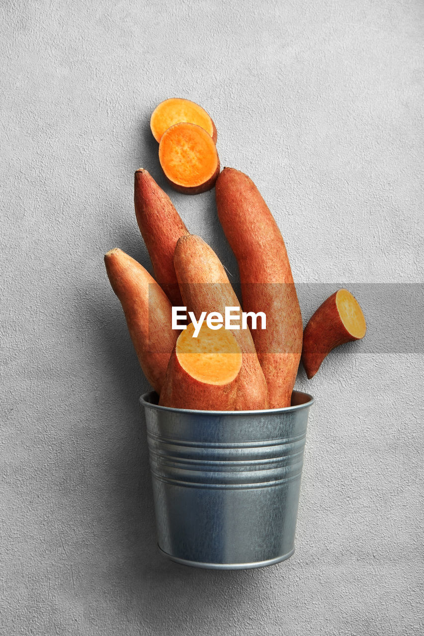 CLOSE-UP OF ORANGE SLICES IN CONTAINER