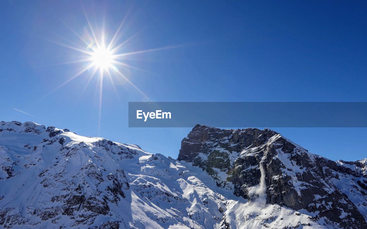 SCENIC VIEW OF SNOWCAPPED MOUNTAIN AGAINST SKY ON SUNNY DAY