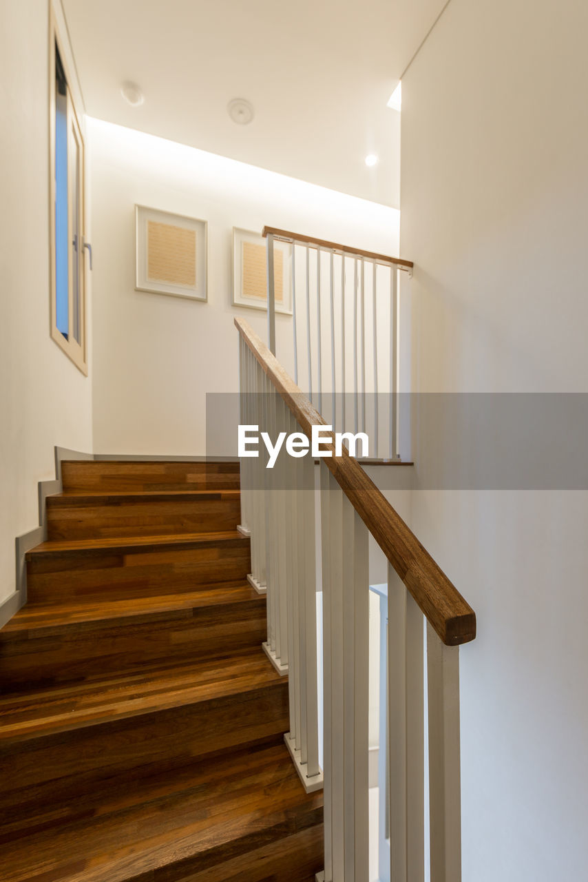 LOW ANGLE VIEW OF EMPTY STAIRCASE IN BUILDING